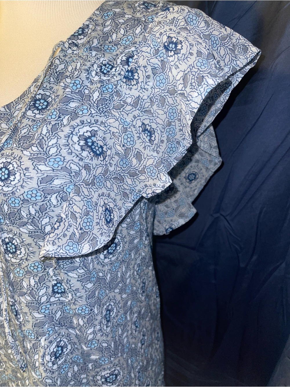 Lucky Brand Blue Floral V-Neck Flutter Sleeve Top - Picture 3 of 4